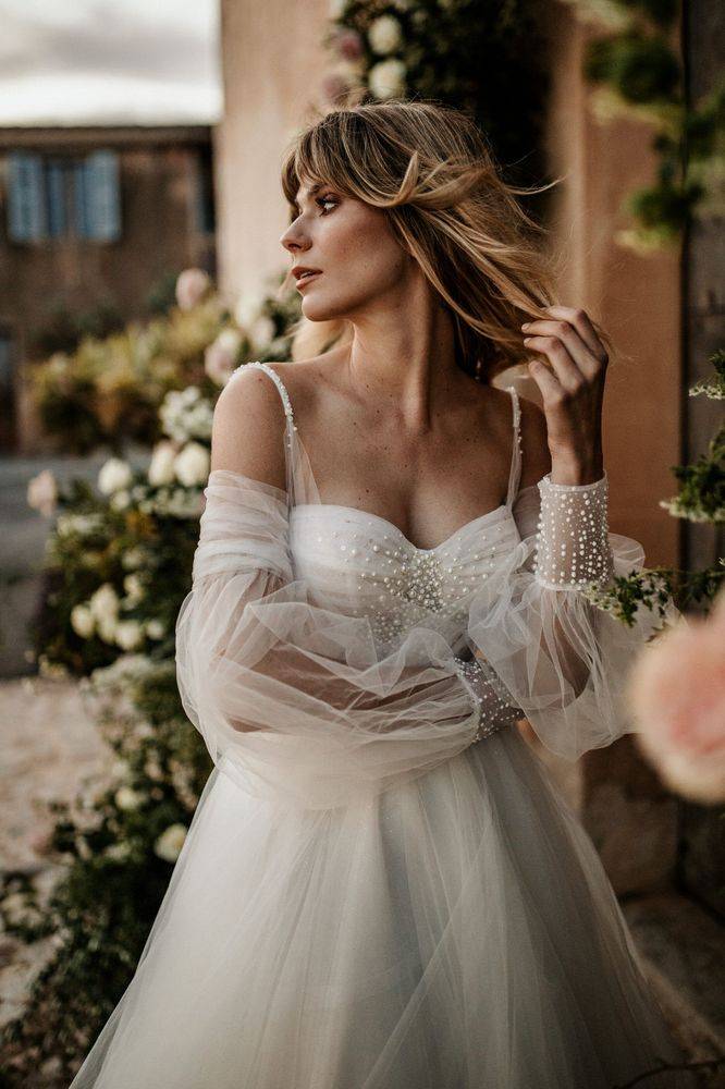 Laissez-vous séduire par la robe de mariée Agnessia Milla Nova avec ses manches longues bouffantes à proximité de Martigues 