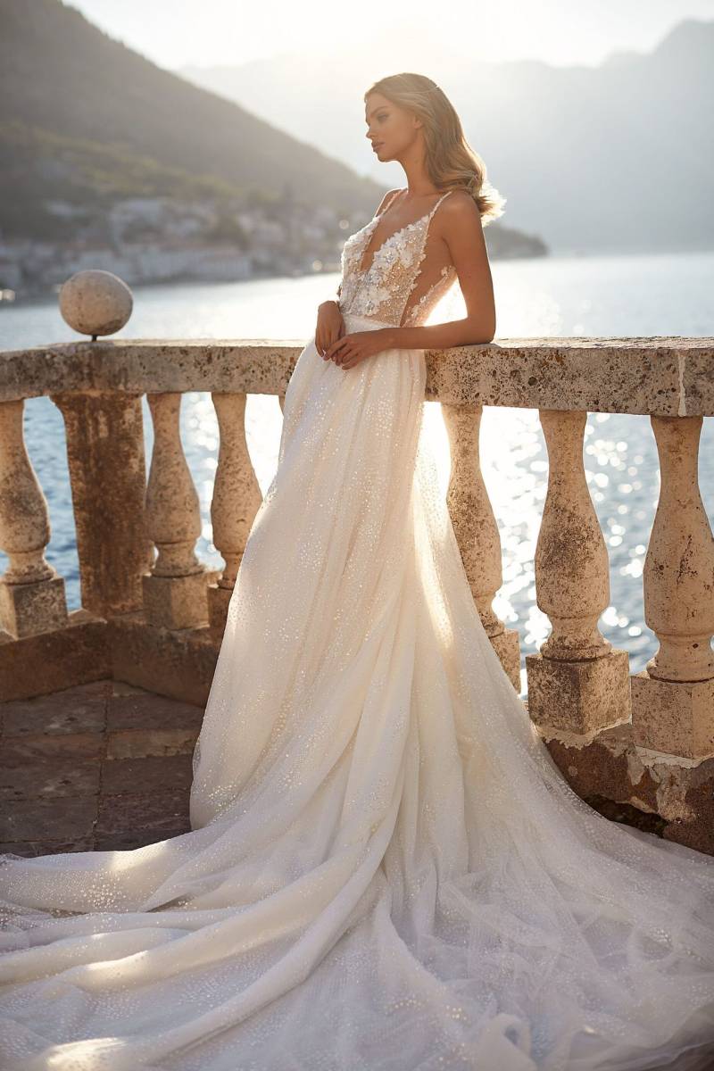 Optez pour cette magnifique robe de mariée droite scintillante sur Marseille