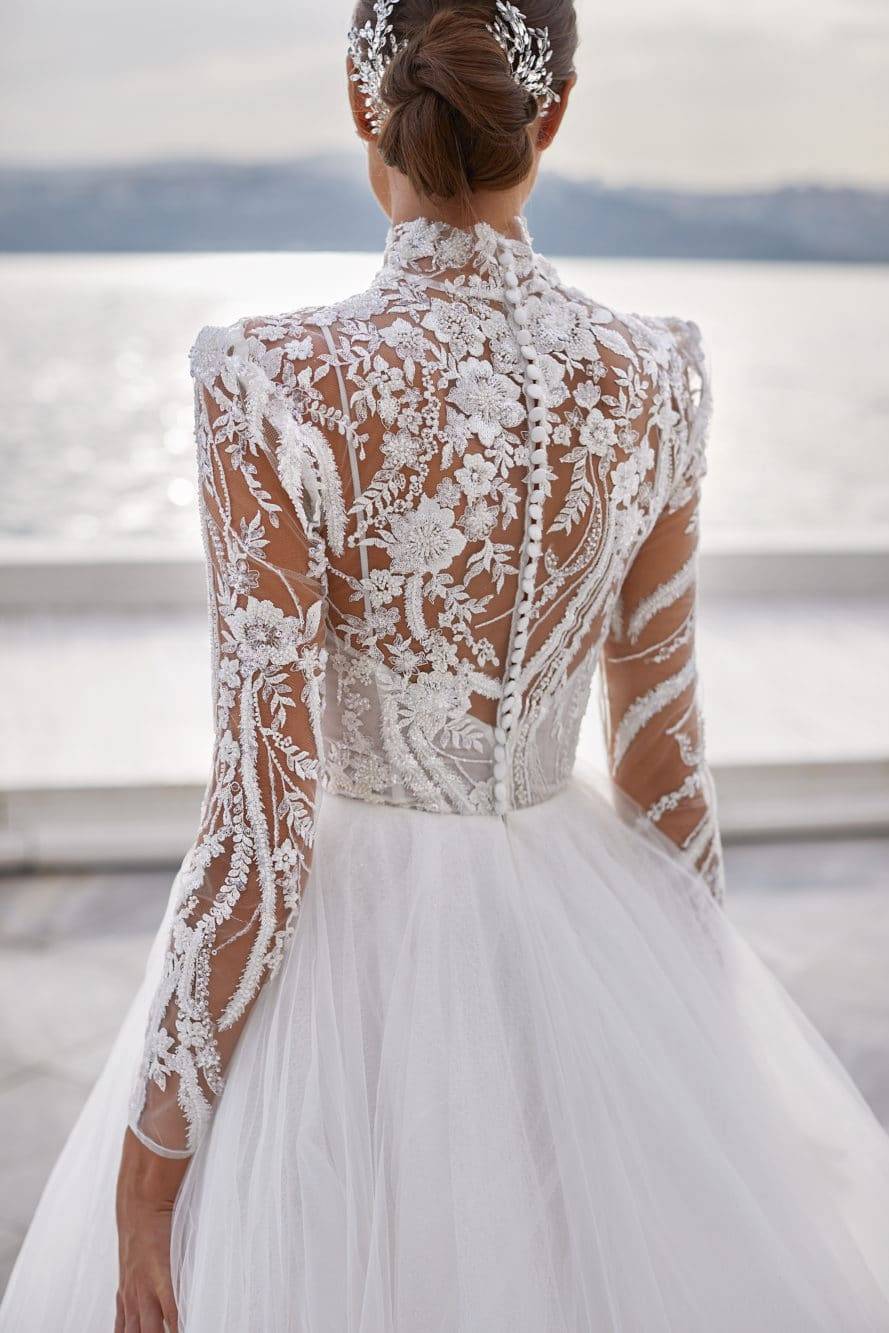 Découvrez notre majesteuse robe de mariée Carmen Milla Nova ornée de bijoux de dos raffinés sur Marseille 