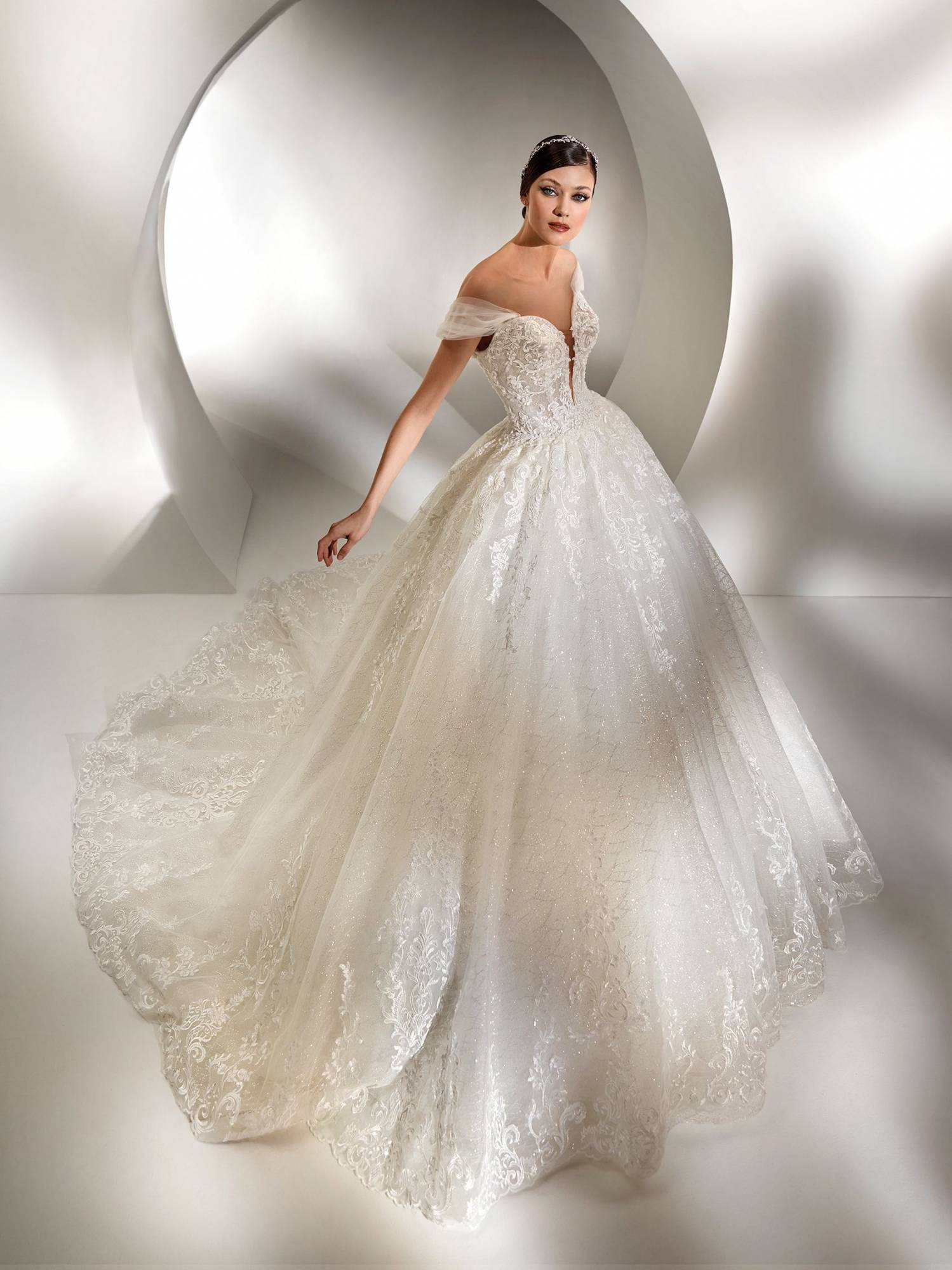 acheter sa Robe de Mariée spectaculaire Corbusier de la nouvelle collection Nicole Couture  AIX EN PROVENCE