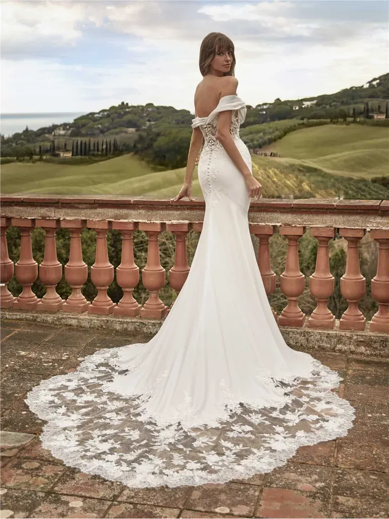 robe de mariée sirène épaules dénudées en crêpe longue traîne agapia nicole milano marseille