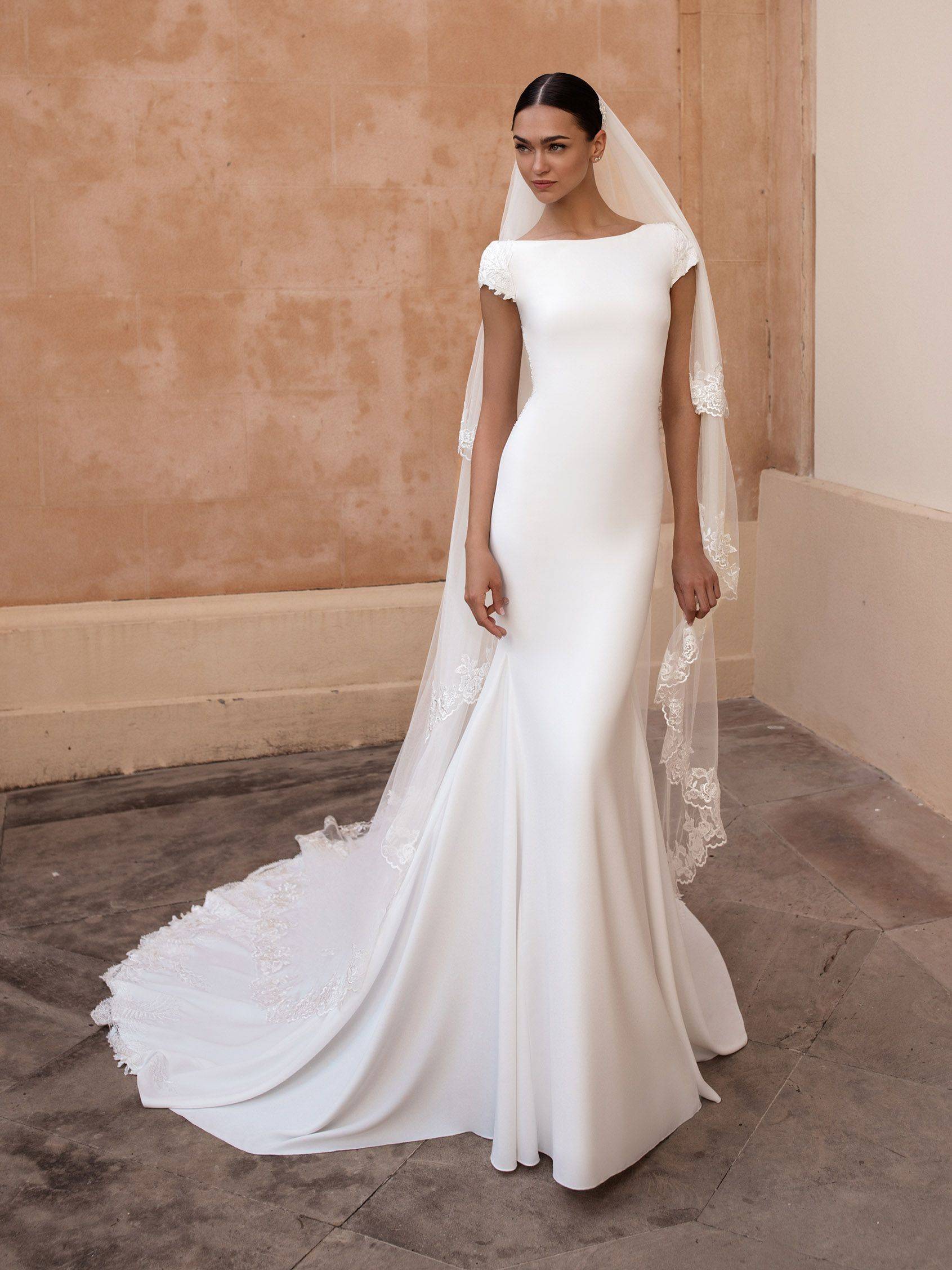 Optez pour une robe de mariée élégante modèle Anitra forme sirène, tissu en crêpe et dos nu à Marseille