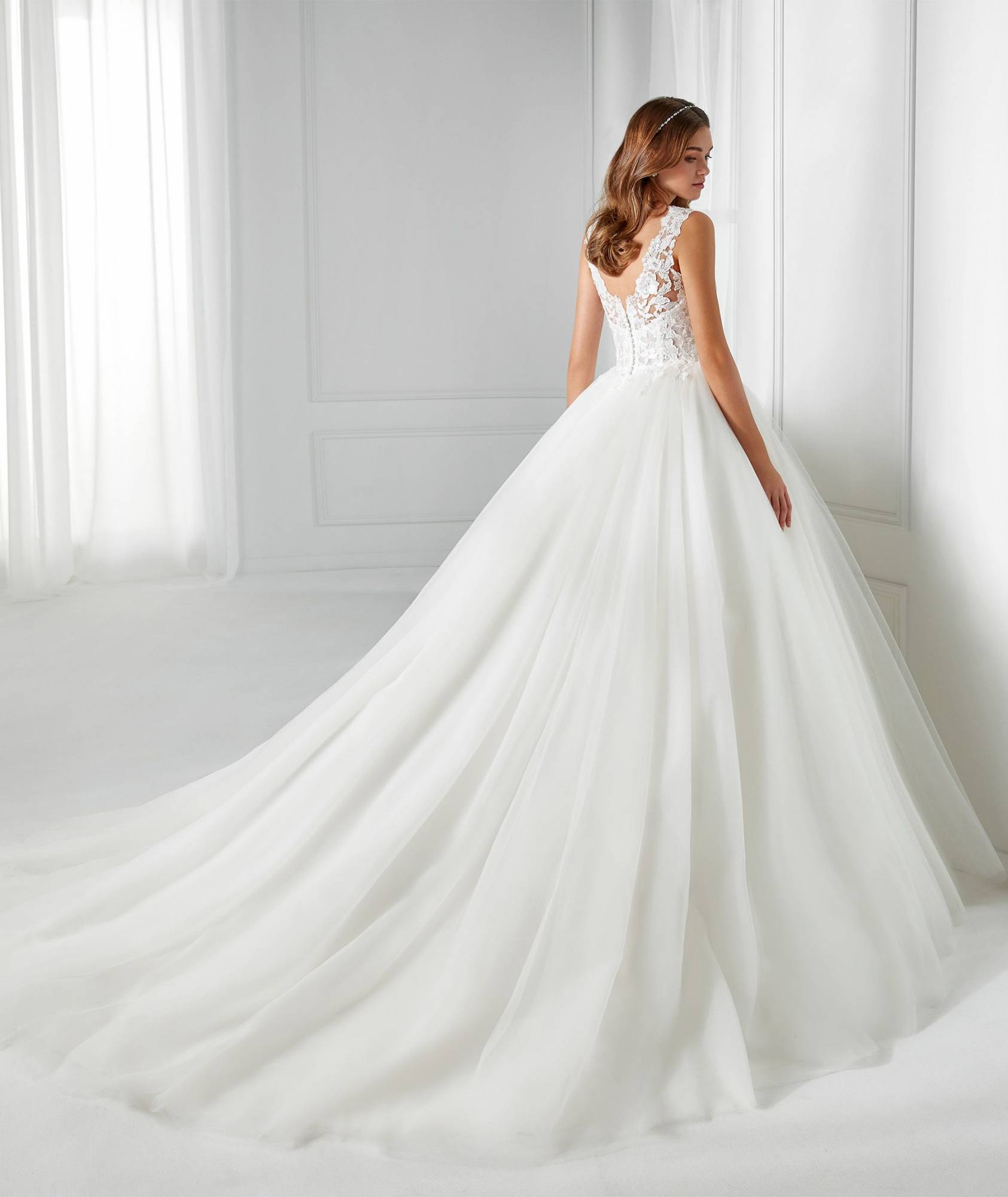 ROBE DE MARIEE FORME PRINCESSE VOLUMINEUSE A MARSEILLE PROCHE RUE PARADIS et rue de rome