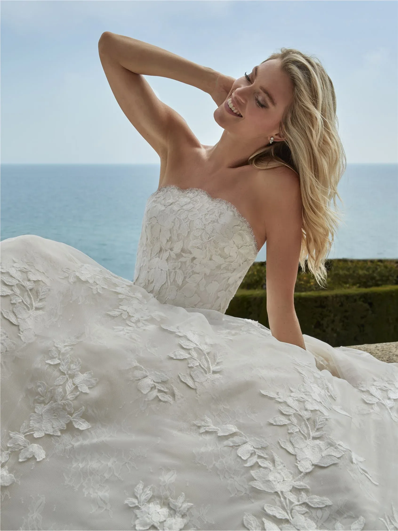Robe de mariée princesse sans bretelles avec haut amovible dentelle florale et la chantilly evies pronovias marseille