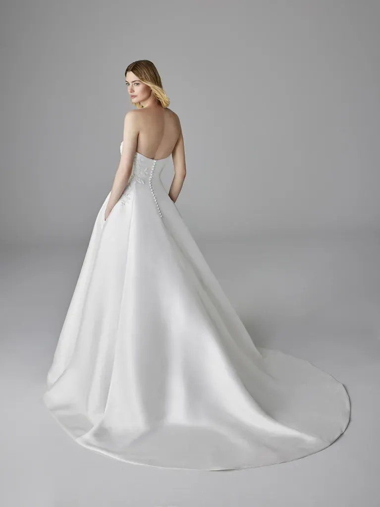 Cette robe est conçue pour une mariée qui souhaite afficher un style chic, raffiné et distingué lors de son grand jour