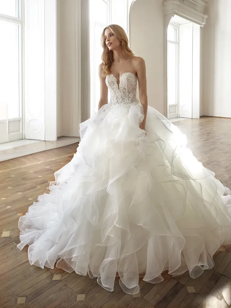 Robe de mariée en organza coupe princesse en organza et volants gila nicole milano marseille