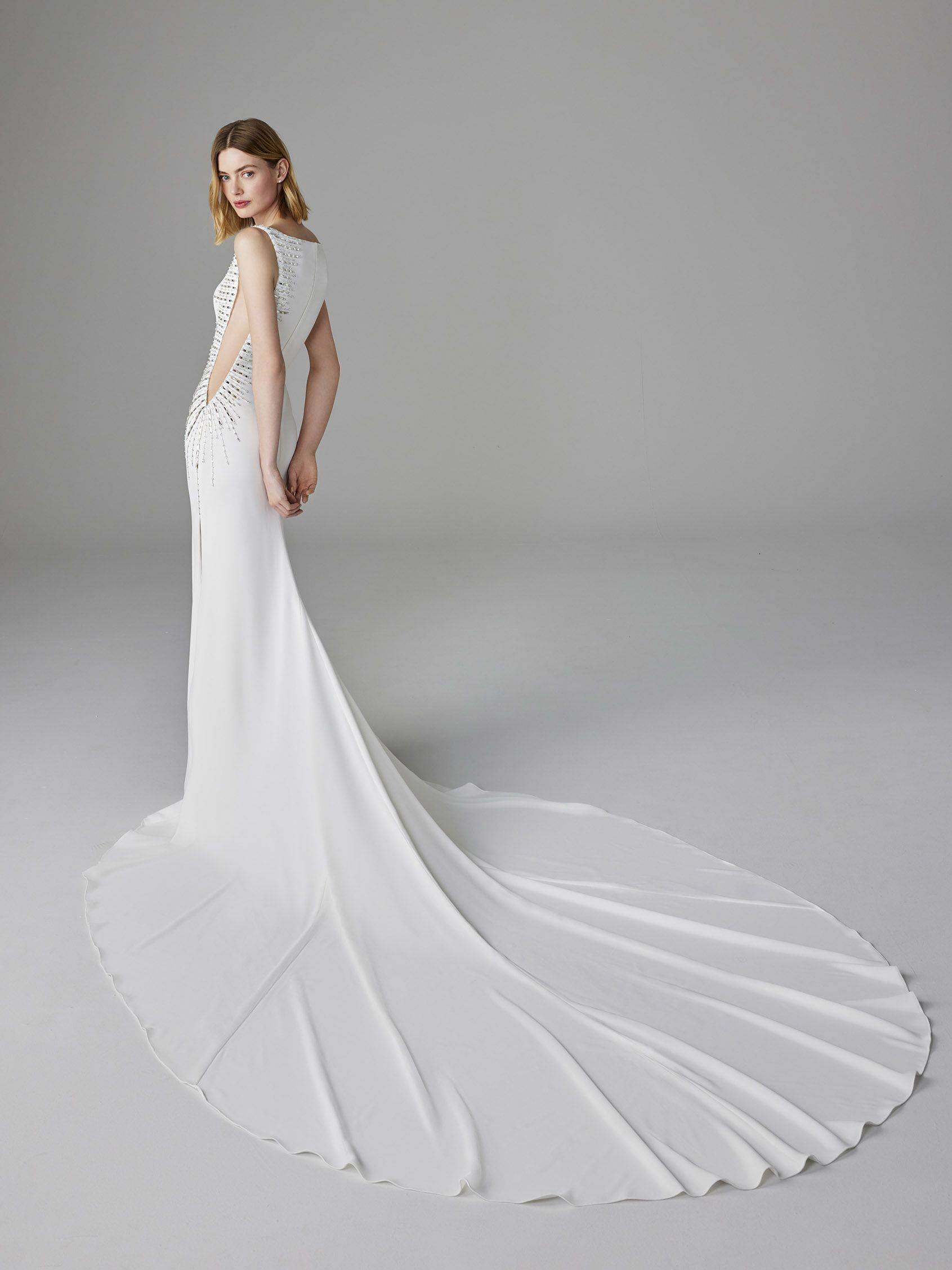 Découvrez la robe de mariée Gylda forme sirène avec jupe à fente et détails en strass près d'Aubagne
