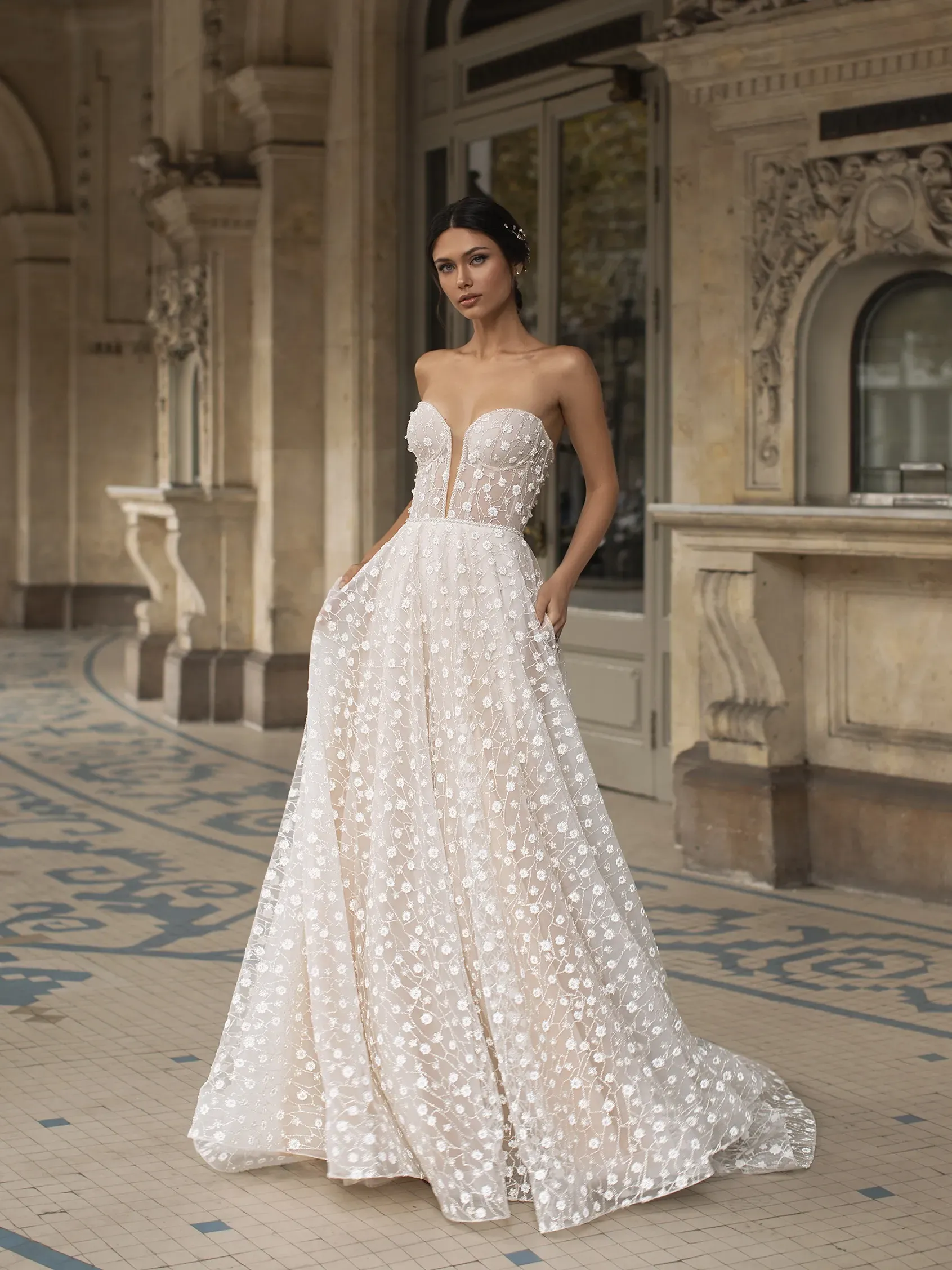 Robe de mariée évasée à décolleté en cœur et dos nu paillettes hopkins pronovias marseille