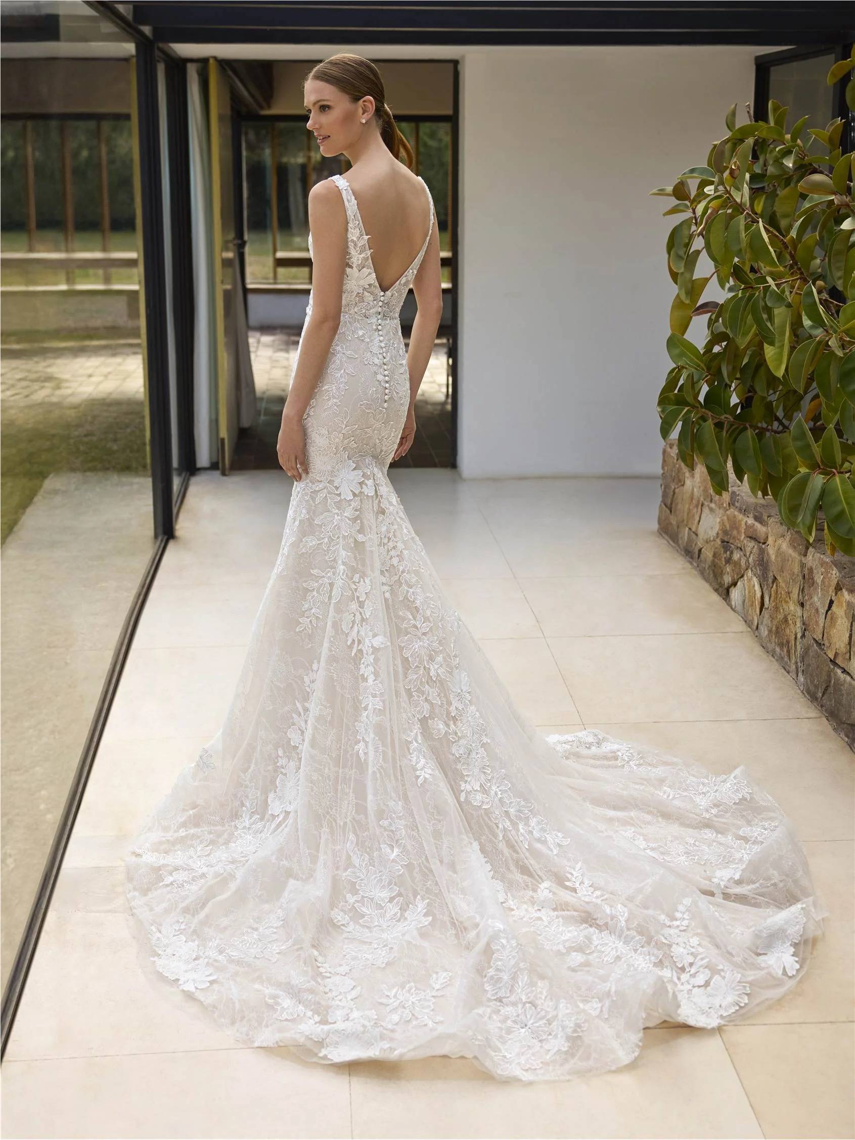 ADMIREZ LA ROBE MARIÉE GLAMOUR BLAIA PRONOVIAS DÉCOLLETÉ V CHANTILLY PERLES MARSEILLE SONIAB