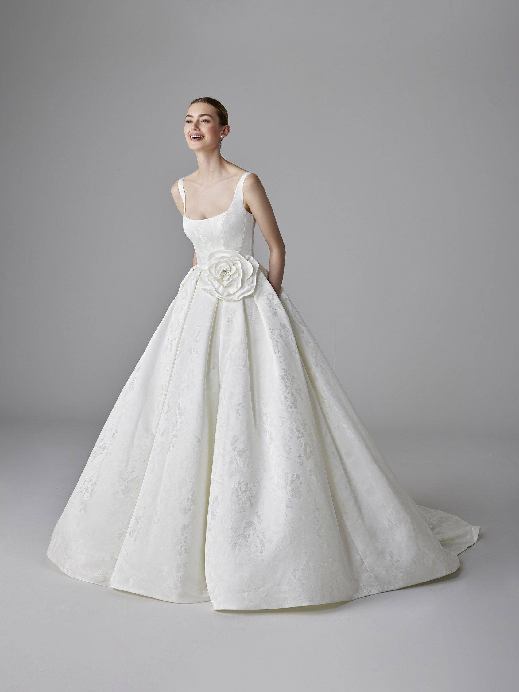 OU TROUVER LA ROBE DE MARIÉE JULIAN : FORME PRINCESSE AVEC DÉCOLLETÉ CARRÉ ET TISSU MIKADO – COLLECTION PRONOVIAS 2024-2025 DISPONIBLE CHEZ SONIAB MARSEILLE