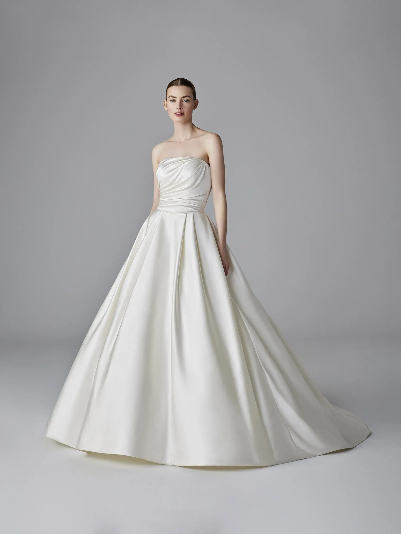 Adoptez le style royal avec la robe Kristin de Pronovias, corsage bustier et satin luxueux à Marseille