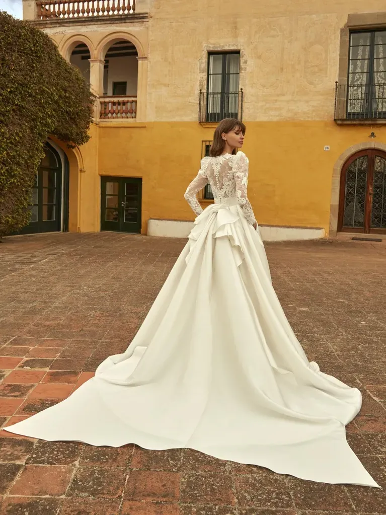 robe de mariée trapèze manches longues dentelle longue traîne leen nicole milano marseille