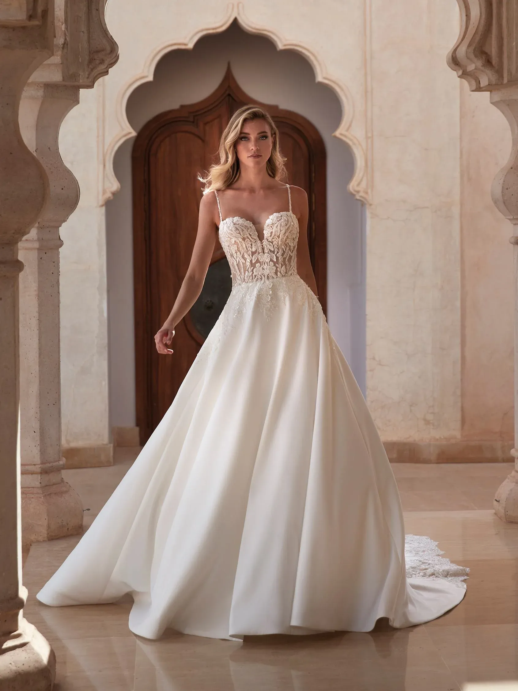 Robe de mariée avec coupe A-line et décolleté en V mikado pronovias marseille