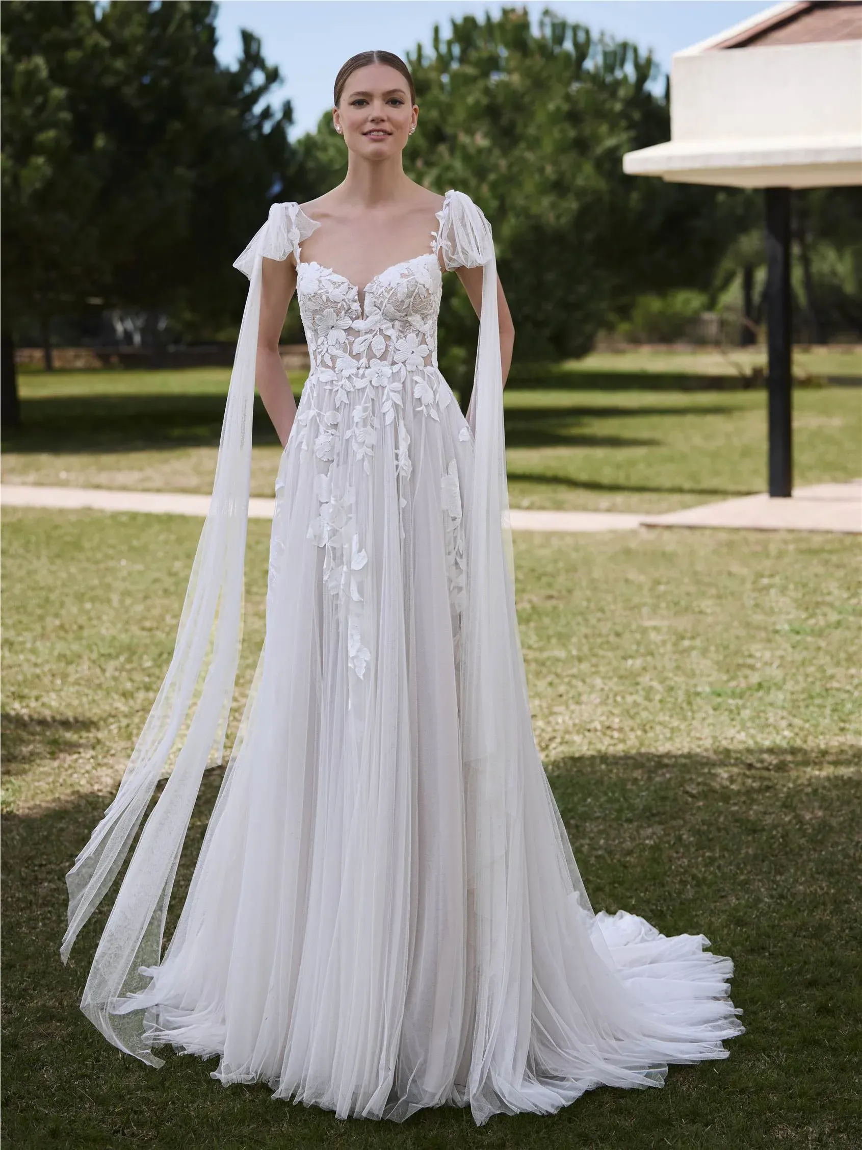 Robe de mariée ligne A avec décolleté en cœur bretelles et traîne amovible shaily pronovias marseille