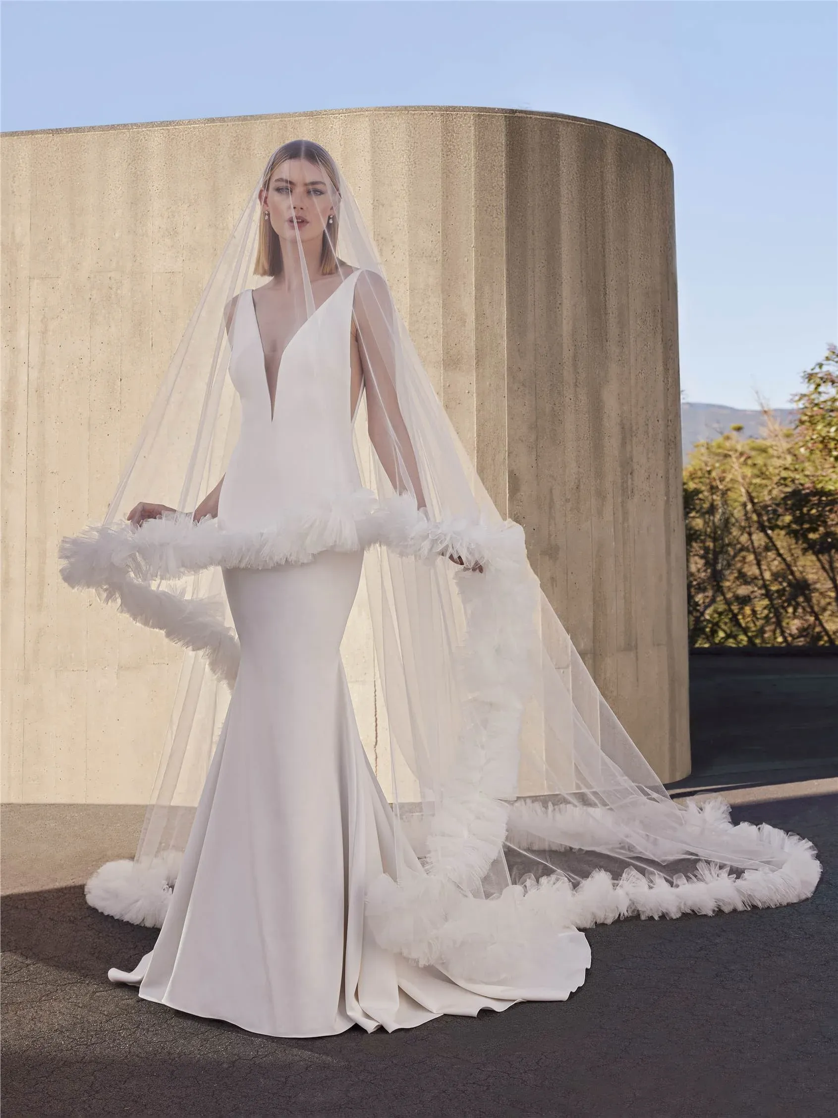 robe de mariée sirène dos plongeant et décolleté en v en crêpe snowbeet pronovias marseille