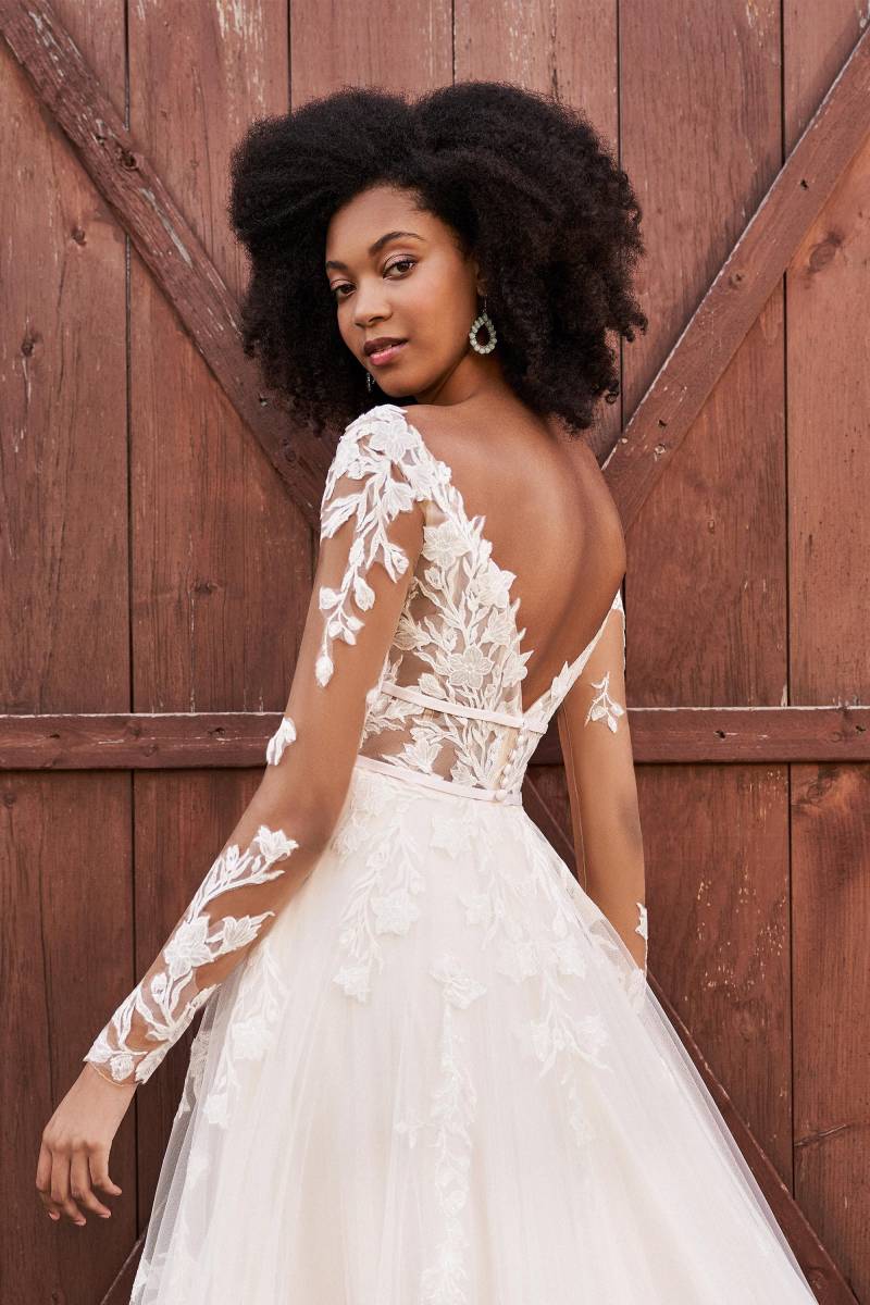 os nu robe de mariée Lillian West 66192 traîne chapelle satinée, boutique Soniab Marseille