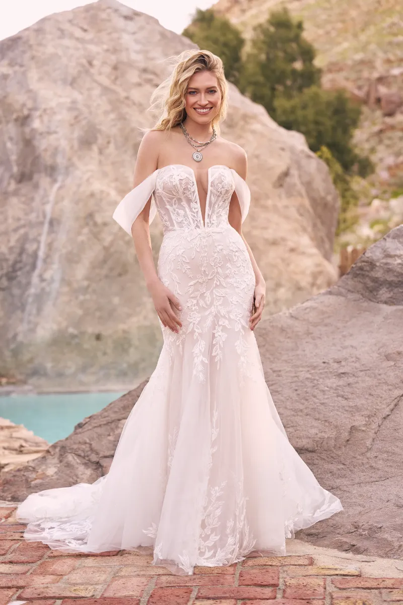 robe de mariée dentelle bohème chic plongeante Lillian West 66274 à Marseille
