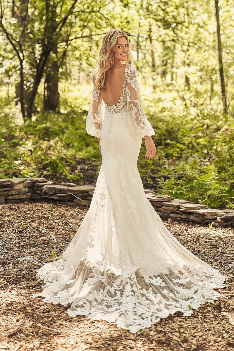 Robe de mariée ajustée et évasée en crêpe avec dos échancré 