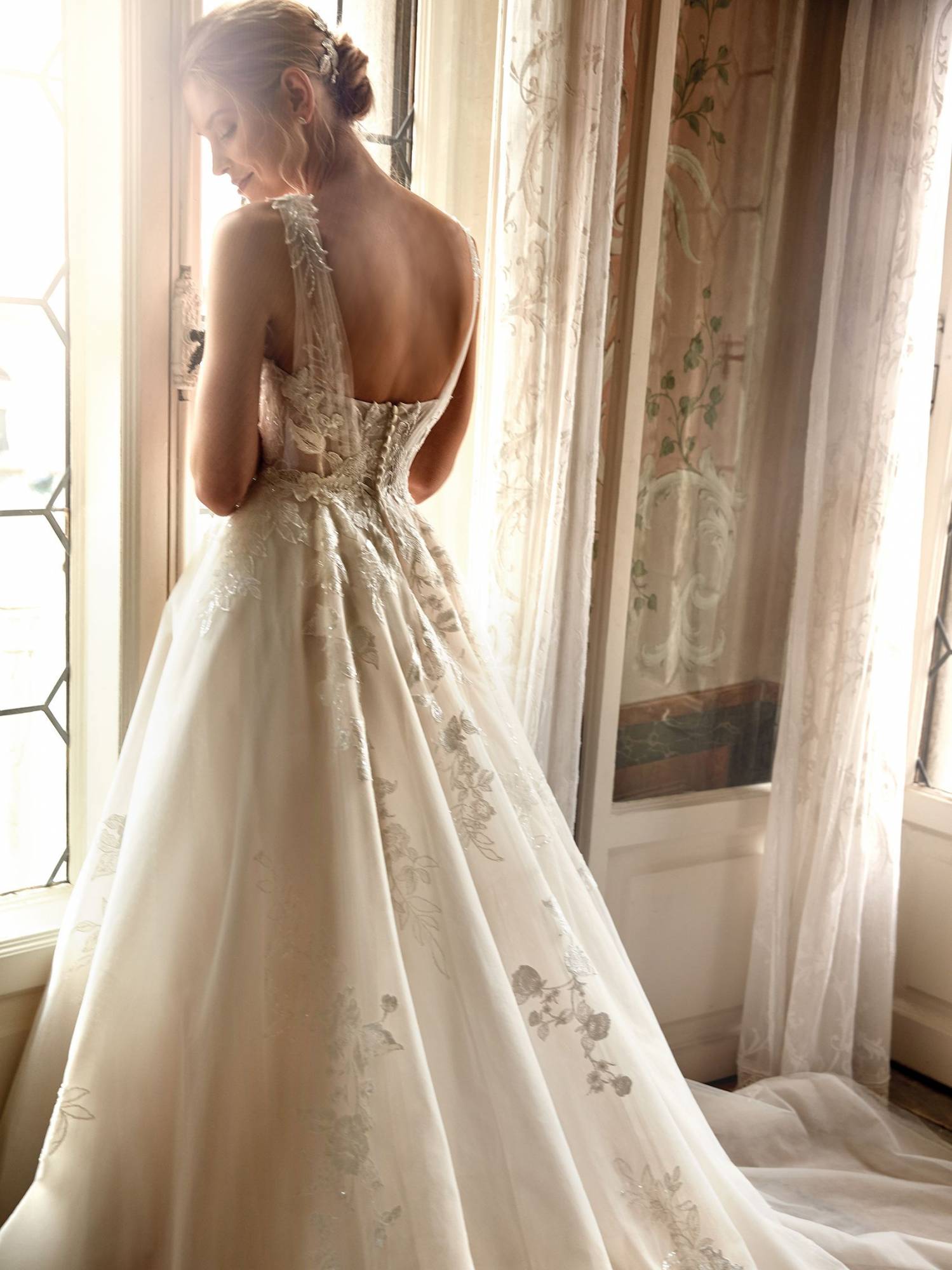 robe de mariée de princesse Sur Marseille proche de saint mitre les remparts