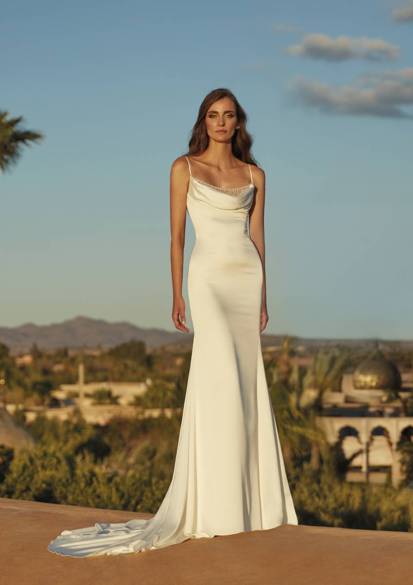 Mariage en robe de mariée, Pronovias, fourreau près d'Aix-en-Provence chez Soniab Marseille