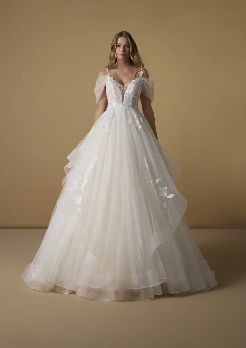 Optez pour la robe de mariée Brima pour un mariage chic et élégant style princesse, volants et broderies à marseille