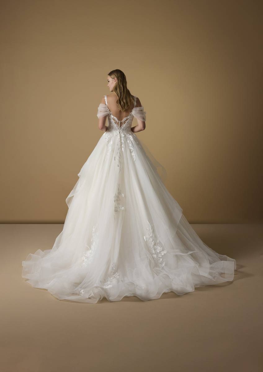 Découvrez la robe de mariée Brima forme princesse manches courtes et jupe volumineuse en tissu organza à Marseille