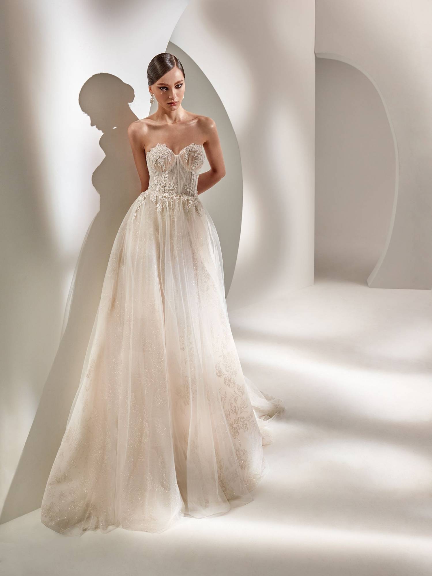 robe de mariée bustier dentelle florale luxueuse sur marseille proche du Gard