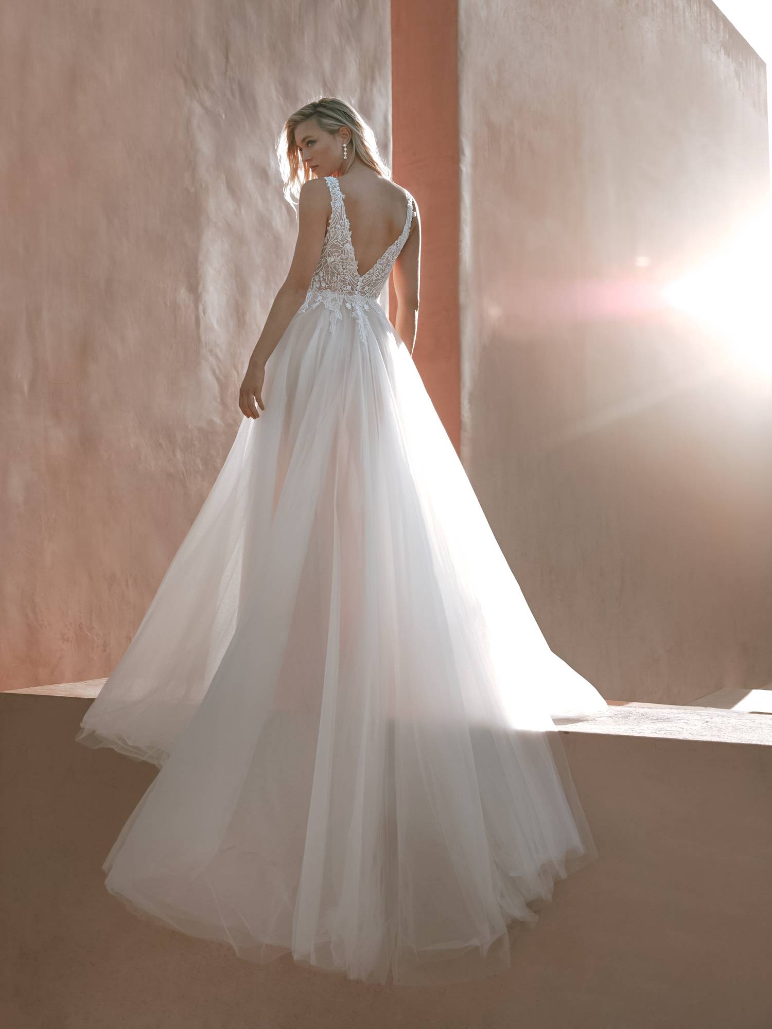 Choisir une robe de mariée, trapèze Pronovias, à bretelles en tulle et dentelle perlée pour mon mariage à Aix-en-Provence
