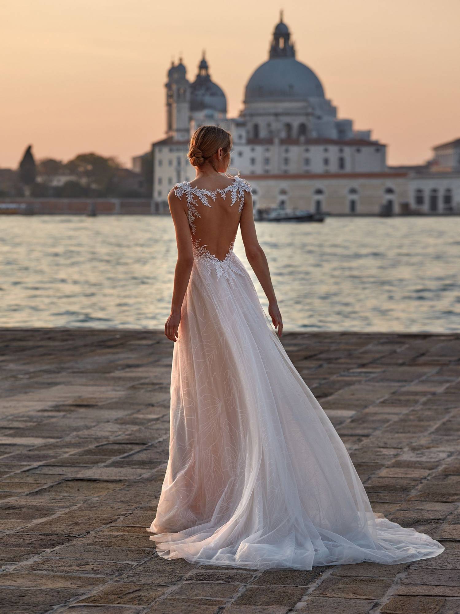 Robe de Mariée Cypher dentelle arabesque dos nu   proche  la penne sur Huveaune