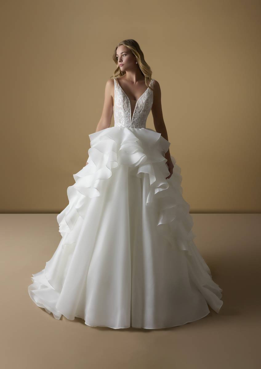 Optez pour une robe de mariée forme princesse modèle deida tissu organza et décolleté en V à Marseille