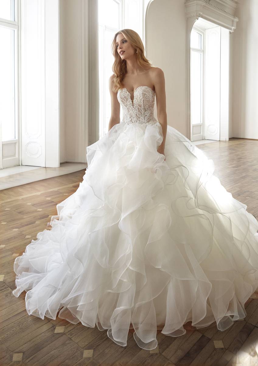 Découvrez la robe de mariée Gila forme princesse bustier coeur et jupe volumineuse avec ondulations en organza à Marseille