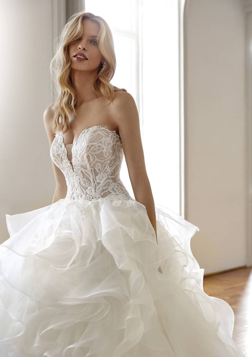 Optez pour la robe de mariée Gila style princesse avec corsage décolleté en coeur orné de dentelle à Marseille