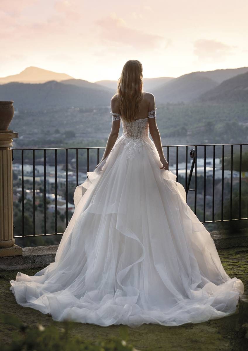 .ROBE DE MARIÉE PRINCESSE MARSEILLLE MODÈLE HADAS NICOLE MILANO COLLECTION COLET EN REGION PACA *