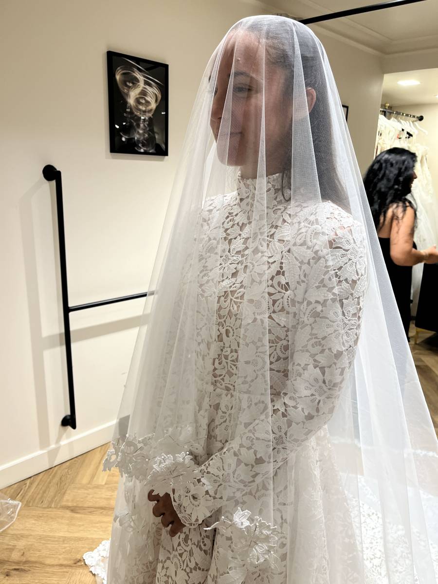 Est-il possible de créer un voile assorti à la dentelle Antuanetta  sur Marseille chez Soniab