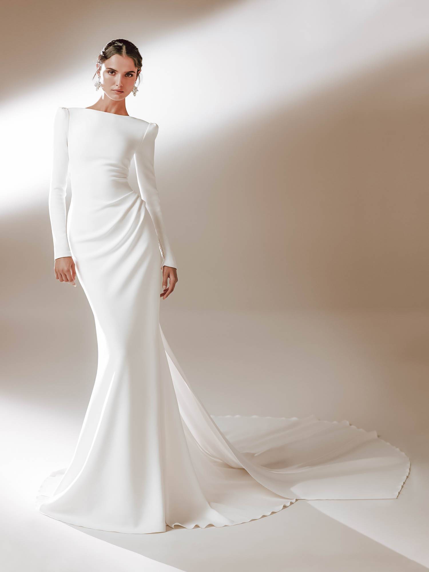 Mettez en avant votre charme avec le col bateau de la robe de mariée Katheryn manches longues, disponible chez Soniab Marseille