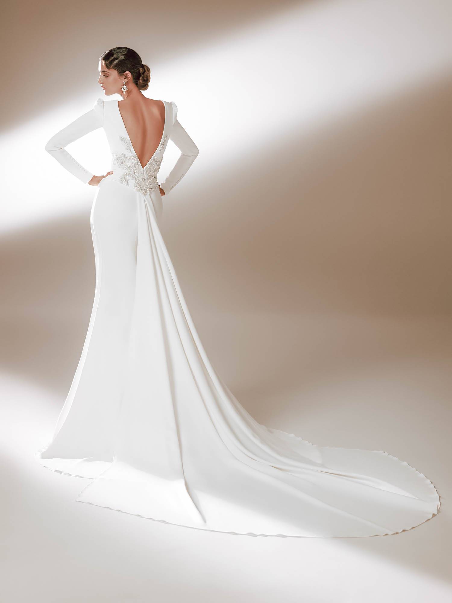 Sublimez votre mariage en Provence avec la robe de mariée sirène Katheryn, manches longues du créateur Pronovias.