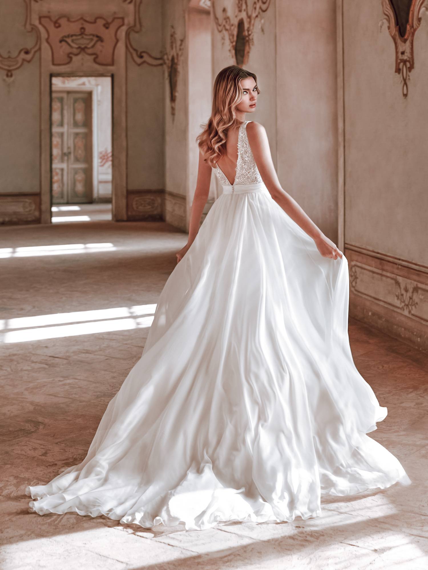 .ROBE DE MARIEE PAILLETTES MOUSSELINE FENDUE REF LEYLE NICOLE MILANO SUR MARSEILLE