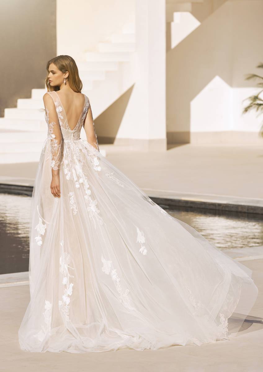 Robe de mariée Liberty du créateur Pronovias sur Marseille à proximité de la Ciotat