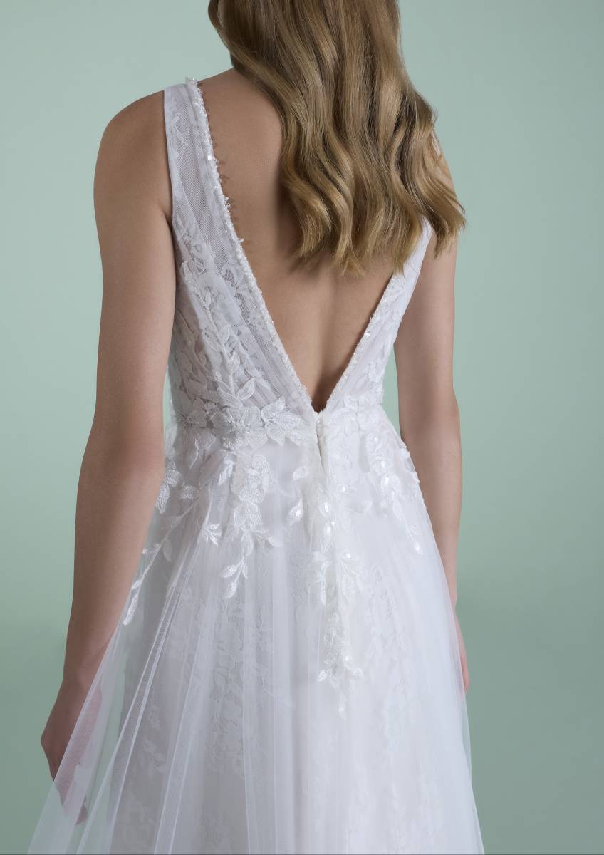 Décolleté V dos robe de mariée MAERA Nicole Colet tulle brodé Marseille Soniab