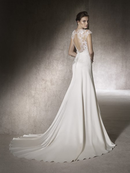 magasin ROBE DE MARIEE  fluide et moderne PRONOVIAS
