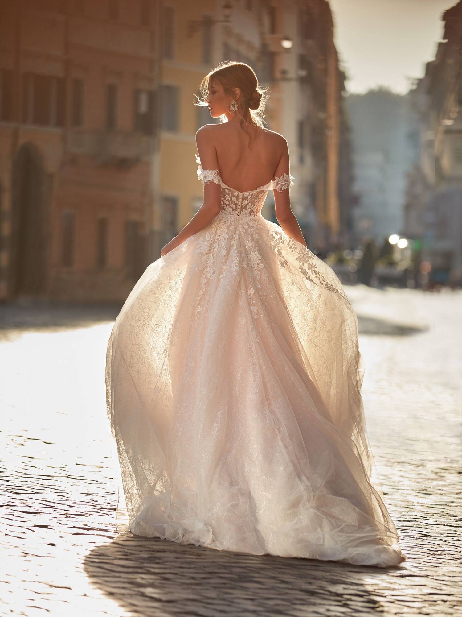 robe de mariée traine en dentelle épaules dénudées sur marseille proche martigues