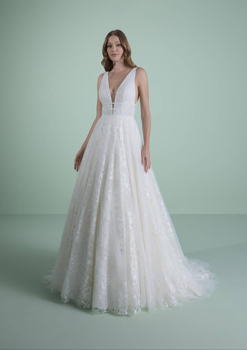 robe de mariee NAPAEA Nicole Milano coupe A-line en tulle avec decollete en V essayage chez Soniab createurs Marseille 13007