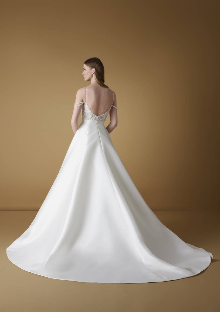 Optez pour une robe de mariée chic et tendance volumineuse modèle Tiasa en forme princesse et tissu mikado et décolleté dos près d'Aix en Provence