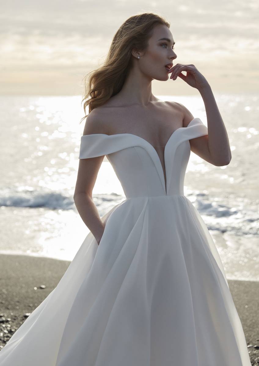 decolleté bateau années 50 Robe de mariée chic chez soniab createurs marseille