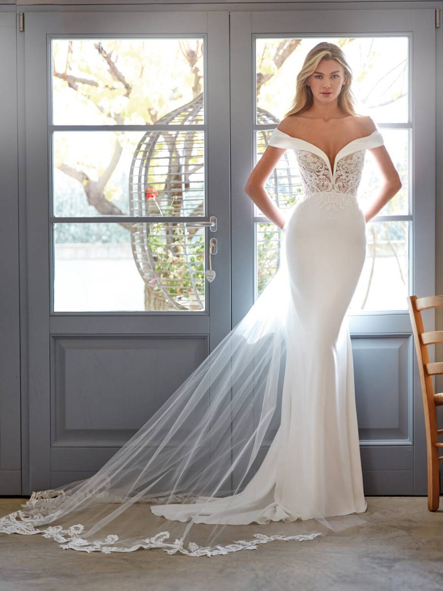 ROBE DE MARIÉE COL BÉNITIER MODÈLE VENTURA DE LA CRÉATRICE NICOLE MILANO EN  CREPE  ETDENTELLE BI-MATIERES FORME SIRENE DISPONIBLE  SUR MARSEILLE À UNE HEURE DE TOULON