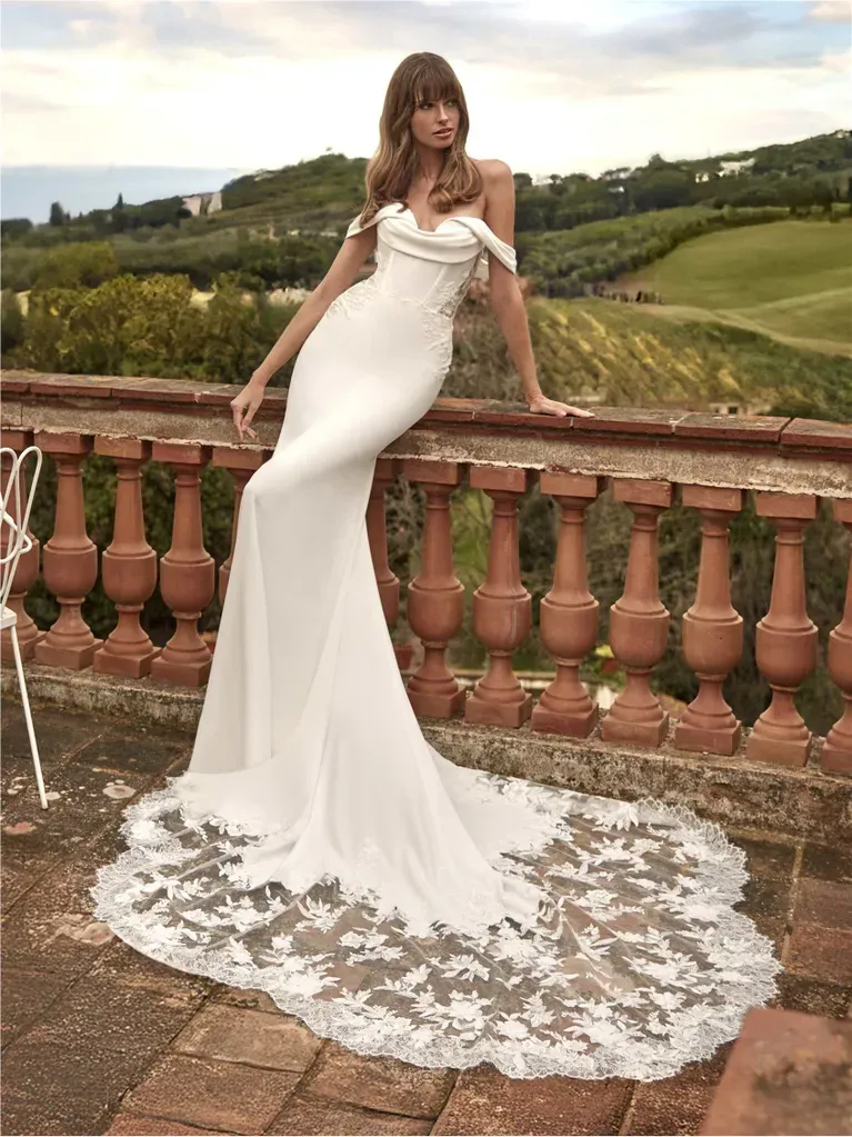 .CRAQUER POUR LA ROBE DE MARIÉE SIRÈNE NICOLE MILANO AGAPIA DÉCOLLETÉ BARDOT EN CRÊPE ET DENTELLE ESSAYAGE PRIVÉ ET RETOUCHES ATELIER À MARSEILLE CHEZ SONIAB CRÉATEURS