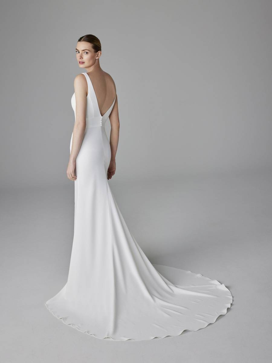 Découvrez la robe de mariée sirène Aldona de Pronovias  avec design minimaliste et deux traînes amovibles en tulle à Marseille