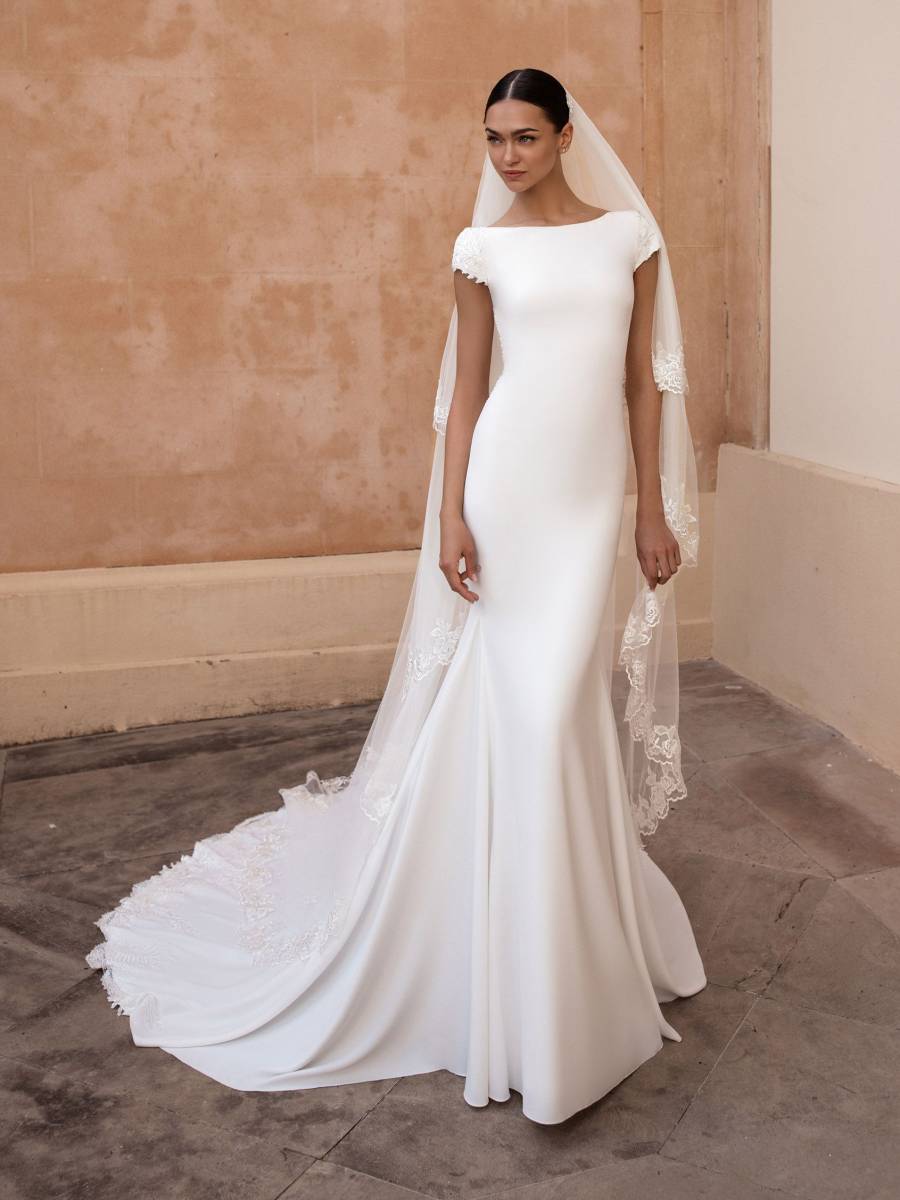 Optez pour une robe de mariée élégante modèle Anitra forme sirène, tissu en crêpe et dos nu à Marseille