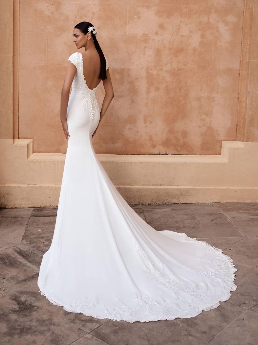 Découvrez la robe de mariée Anitra dos nus spectaculaire forme fourreau et longue traîne près d'Aubagne