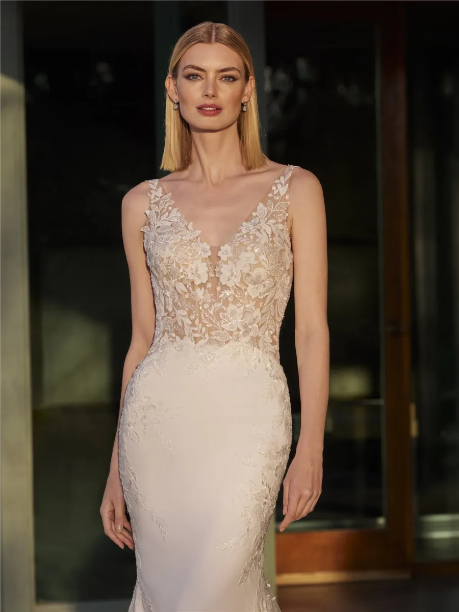 robe de mariée fourreau dentelle et broderies en crêpe arad pronovias marseille
